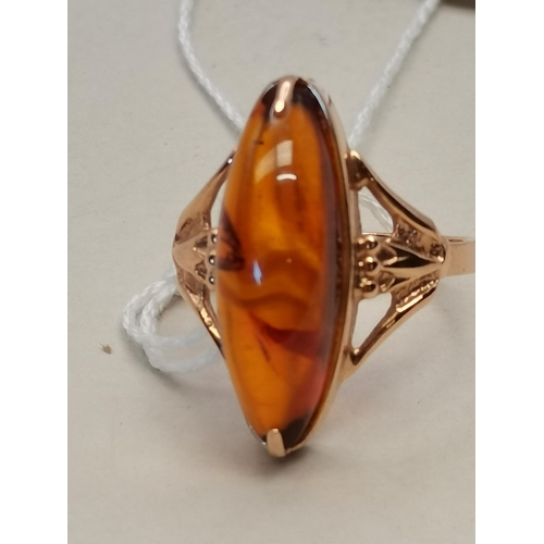 493 - A gold with amber ring size P