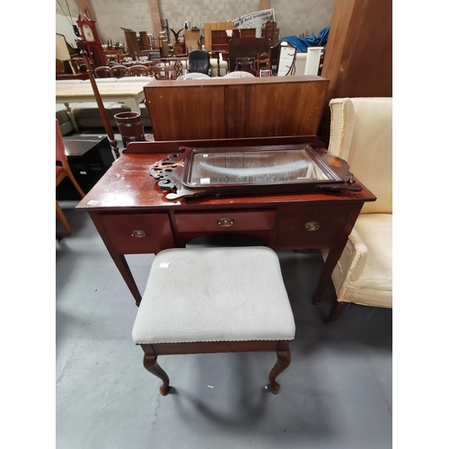 1040 - Dressing table, stool and mirror