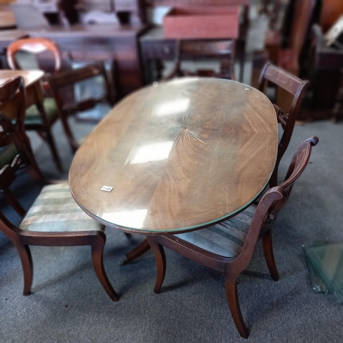 1135 - Oval Mahogany dining table on castors with 5 chairs 136cm x 85cm