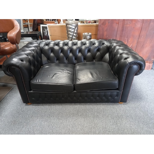 1225 - Black leather 2 seater chesterfield settee L155cm x D92cm