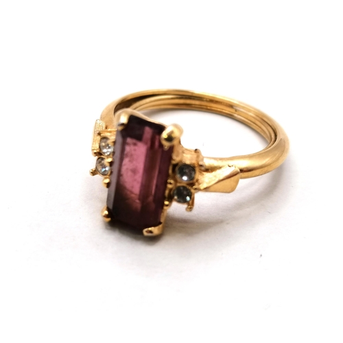 416 - Yellow metal ring with Amethyst stone size O (no hall marks)