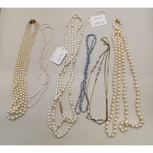 483a - Collection of pearl and pearl effect necklaces