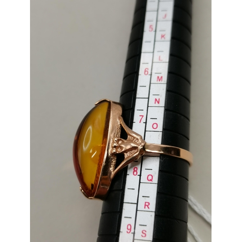 493 - A gold with amber ring size P