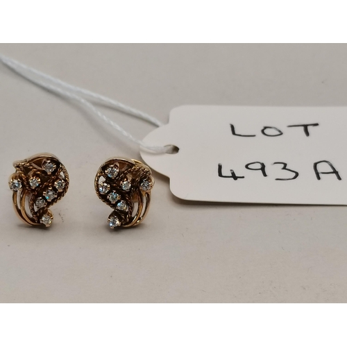 493a - Diamond and gold earrings in a floral style decoration