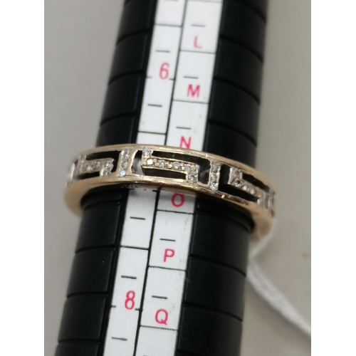 537g - A 14k gold eternity ring with diamonds