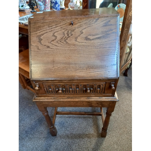 595 - Titchmarsh and Goodwin style oak 50cm bureau