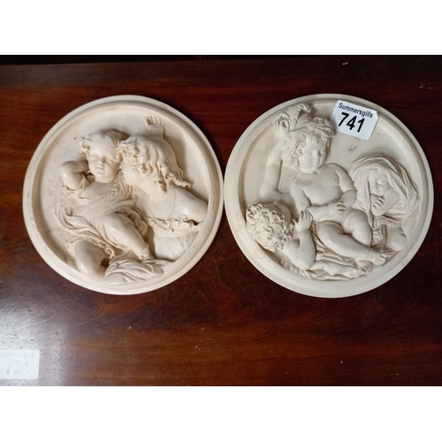 741 - A pair of plaques with Children decoration D20cm