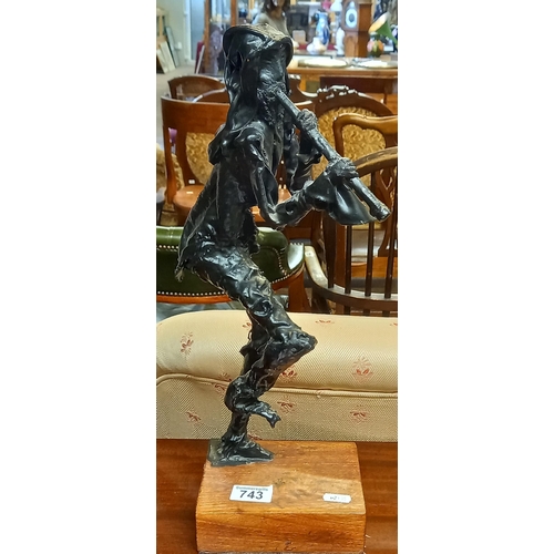 743 - A sculpture of The Pied piper 50cm