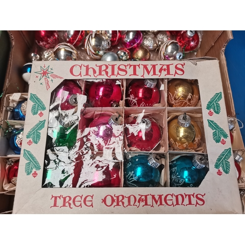 801a - Collection of Vintage Christmas tree baubles / decorations mostly 1950s, some in original boxes