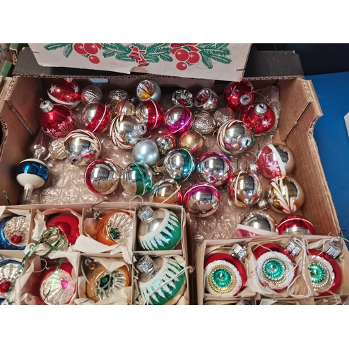 801a - Collection of Vintage Christmas tree baubles / decorations mostly 1950s, some in original boxes