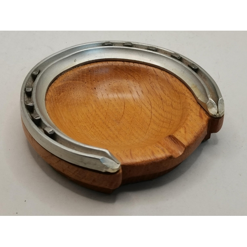 141 - A Yorkshire oak ash tray, circular, fitted with a horseshoe, unmarked. Approx. 12.5cm diameter (Mous... 