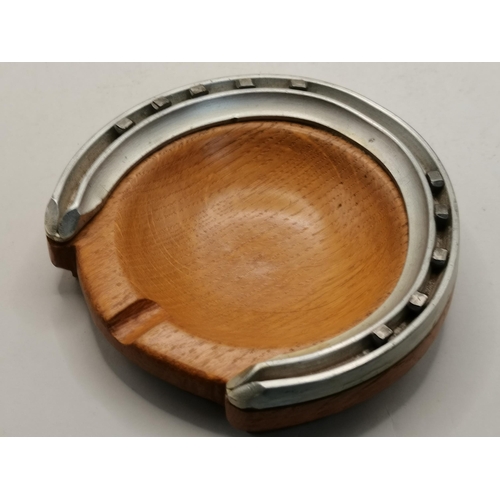 141 - A Yorkshire oak ash tray, circular, fitted with a horseshoe, unmarked. Approx. 12.5cm diameter (Mous... 