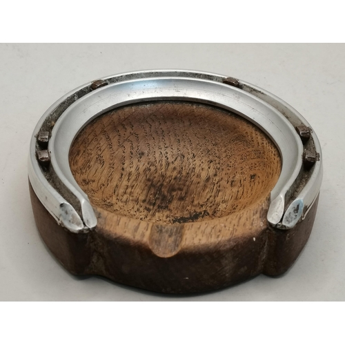 142 - A Yorkshire oak ash tray, circular, fitted with a horseshoe, unmarked. Approx. 11.5cm diameter (Mous... 