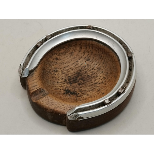 142 - A Yorkshire oak ash tray, circular, fitted with a horseshoe, unmarked. Approx. 11.5cm diameter (Mous... 