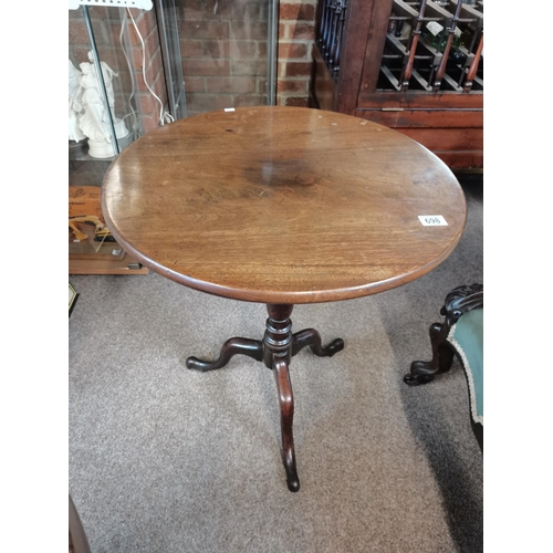 698 - A George III mahogany tilt-top tripod table, the circular top over a turned stem, continuing to down... 