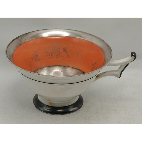 292 - A Continental Art Deco part tea service, in the manner of Hutschenreuther, Germany, comprising six t... 