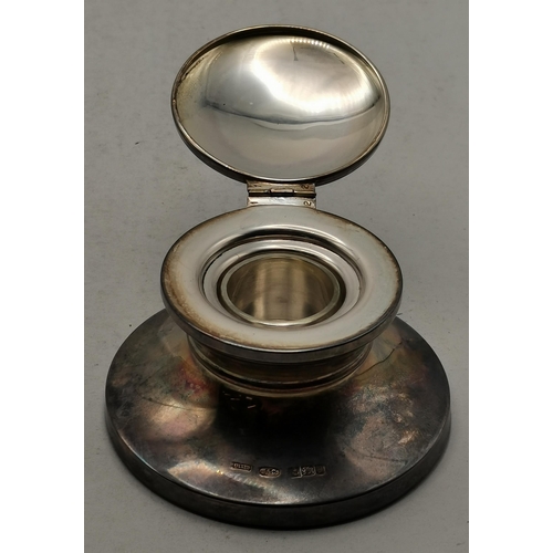 355 - An Elizabeth II silver capstan inkwell by W I Broadway & Co, Birmingham 1983, with clear glass liner... 