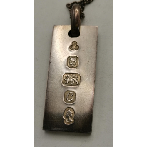 376A - A small group of silver comprising an ingot pendant necklace to commemorate Queen Elizabeth's 1977 S... 