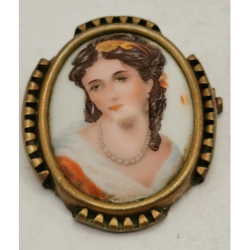 450 - A group of three brooches, comprising an oval cameo brooch in a yellow metal setting, marked but ill... 