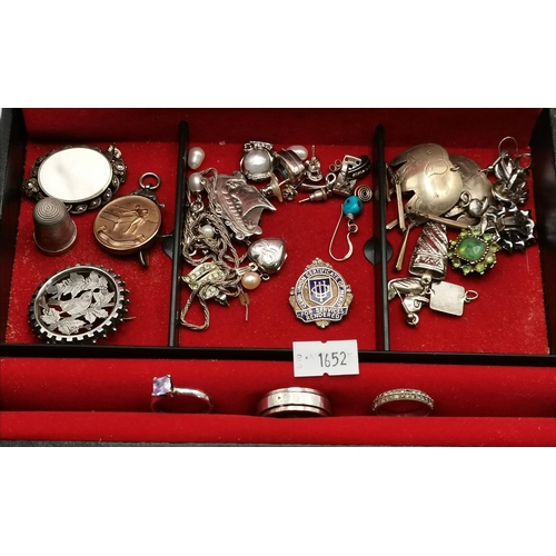 455A - A quantity of assorted jewellery including a Scottish silver Viking longship brooch, a silver-gilt s... 