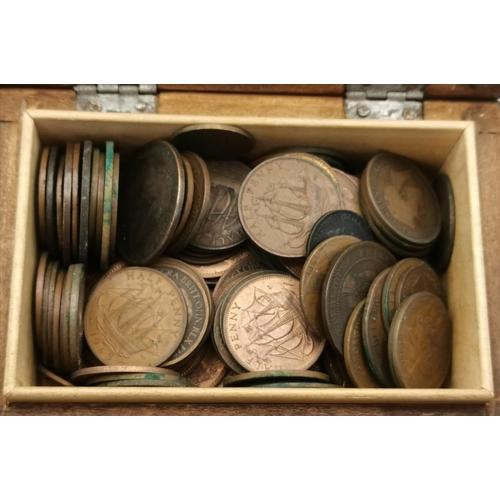 476 - A miscellaneous lot including a quantity of British copper coinage including farthings, half pennies... 