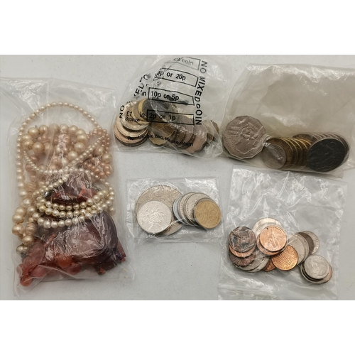 479 - A quantity of assorted coinage, British and Foreign, including Hong Kong, Australia, USA, etc.; toge... 