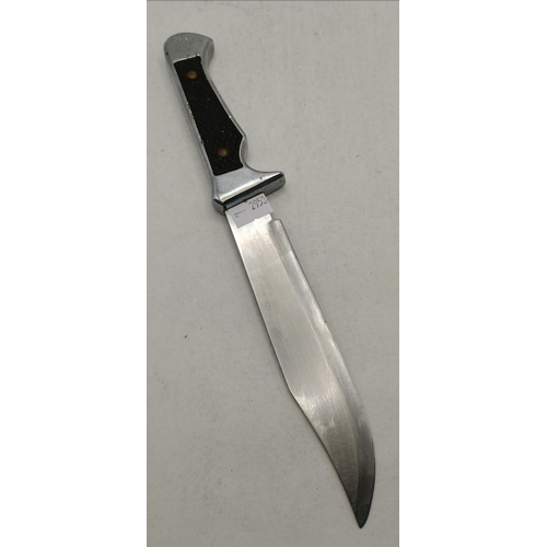 493 - 2 x sheathed knives