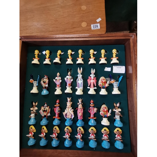 55A - A Looney Tunes 'Bugs Bunny' chess set, by Saratoga Mint Ltd, NY, with hand-painted pewter figures, i... 