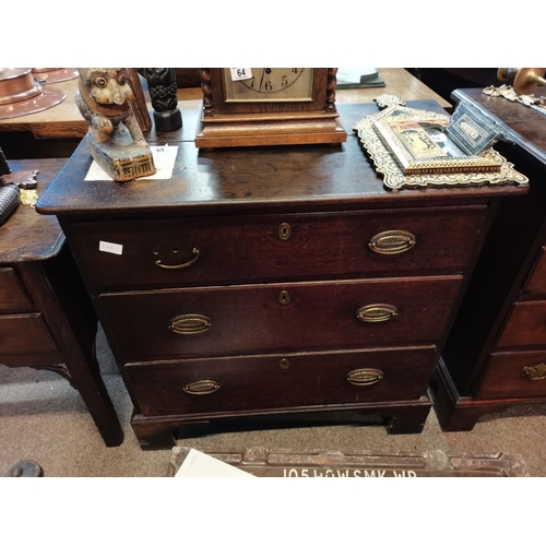 671 - A Georgian 3 ht oak chest of drawers on bracket feetight