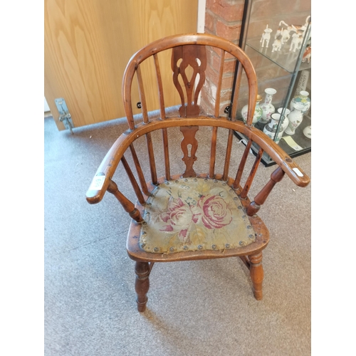 699 - A Childs Windsor chair YEWOOD