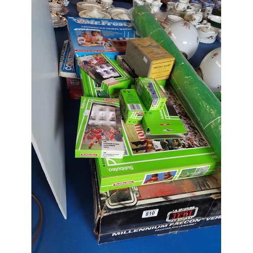 810 - A quantity of vintage games/toys, including Subbuteo figures and fabric pitch, 'Mr. Frosty' drinks m... 