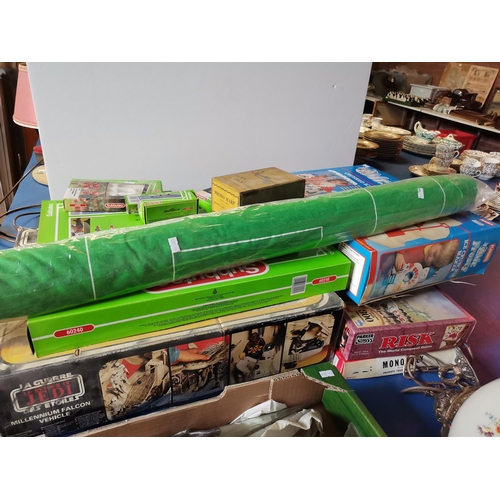 810 - A quantity of vintage games/toys, including Subbuteo figures and fabric pitch, 'Mr. Frosty' drinks m... 