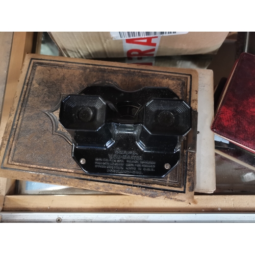 251 - Box of vintage photographs and albums, Viewmaster Stereoscope and cards