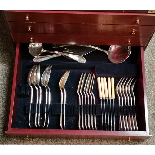 303 - An Elizabeth II canteen of silver flatware for six persons by United Cutlers Ltd, Sheffield 1995, 19... 