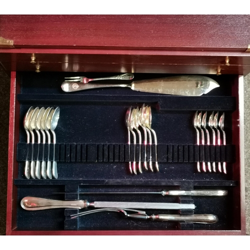 303 - An Elizabeth II canteen of silver flatware for six persons by United Cutlers Ltd, Sheffield 1995, 19... 