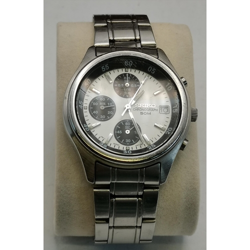 328A - Five assorted gentleman's wristwatches, comprising a Seiko chronograph with white dial and steel bra... 