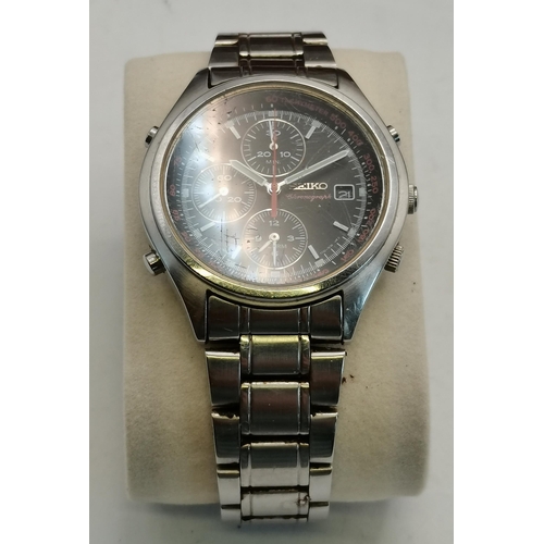 328A - Five assorted gentleman's wristwatches, comprising a Seiko chronograph with white dial and steel bra... 