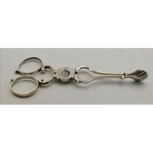 364 - A pair of 18th Century silver scissor sugar tongs, marks to inside of handle loops heavily rubbed, l... 