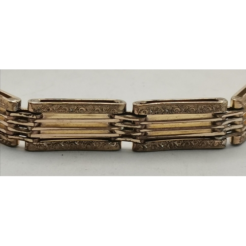 406A - A pinchbeck gate link bracelet, late 19th/early 20th Century. Approx. 20.5cm long