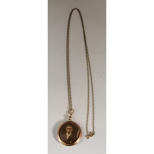 425 - A 9 carat gold open-faced double-sided locket on chain, the circular pendant hallmarked, the chain s... 