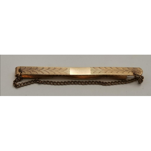 429 - A mixed group of jewellery coprising a 9 carat gold tie pin, stamped '9CT FRONT AND BACK', 7cm wide;... 