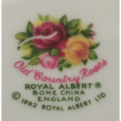 585 - A group of 9 Royal Albert country rose items