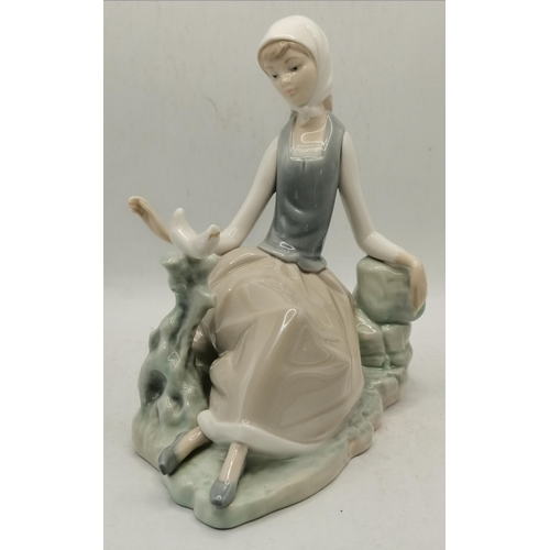 592a - Large Vintage Lladro Woman 'The Debutante' No1431 in original box (slight damage to hand), Yardley E... 