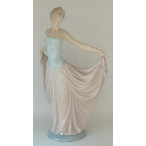 592a - Large Vintage Lladro Woman 'The Debutante' No1431 in original box (slight damage to hand), Yardley E... 