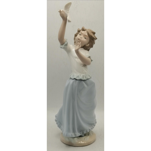 592a - Large Vintage Lladro Woman 'The Debutante' No1431 in original box (slight damage to hand), Yardley E... 