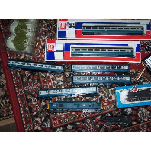 761 - Collection of Electric train sets. Full HS125 set with extra carriages. Also other Locos and wagons ... 