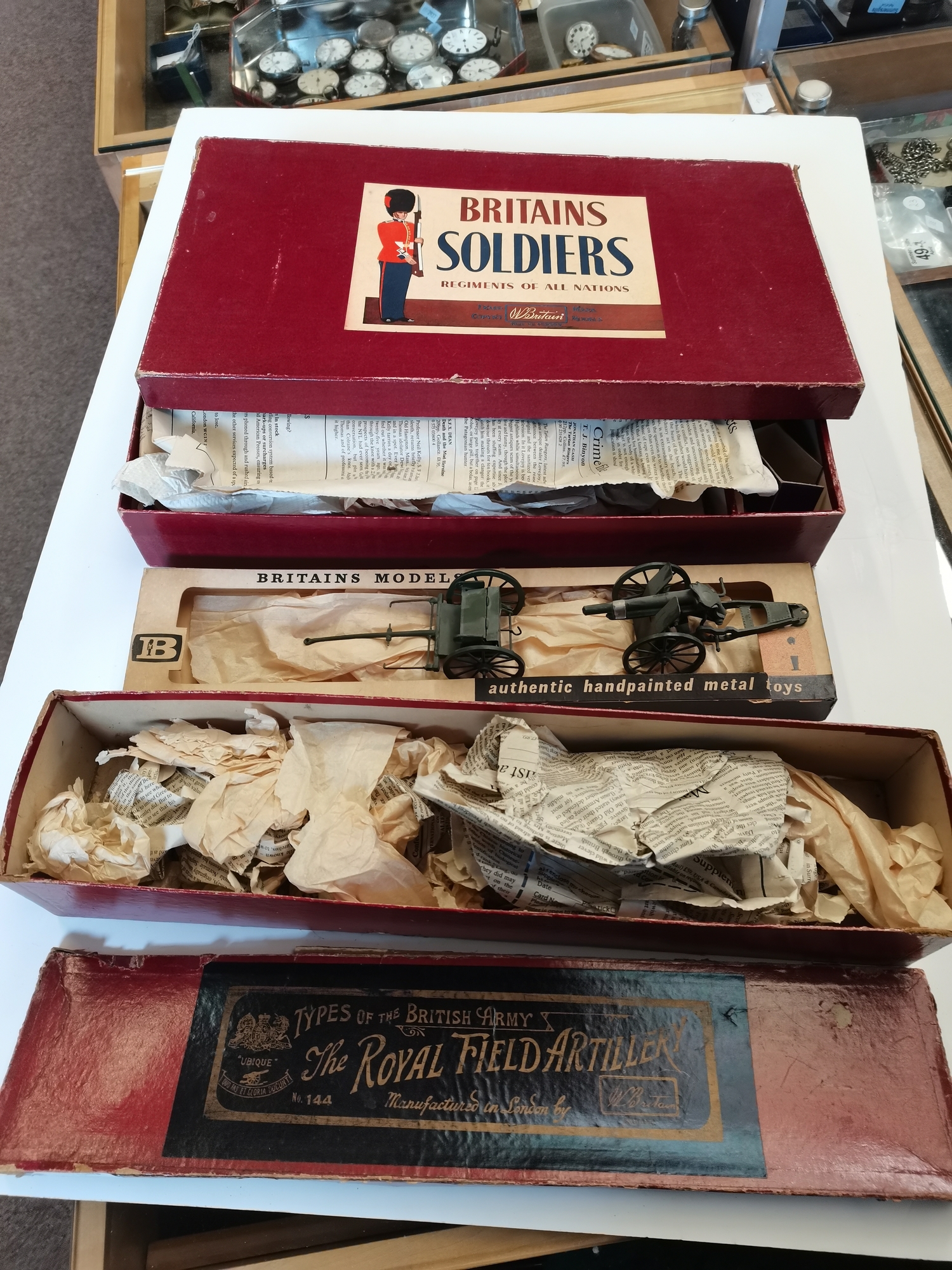 Quantity of vintage lead toy soldiers, with box 