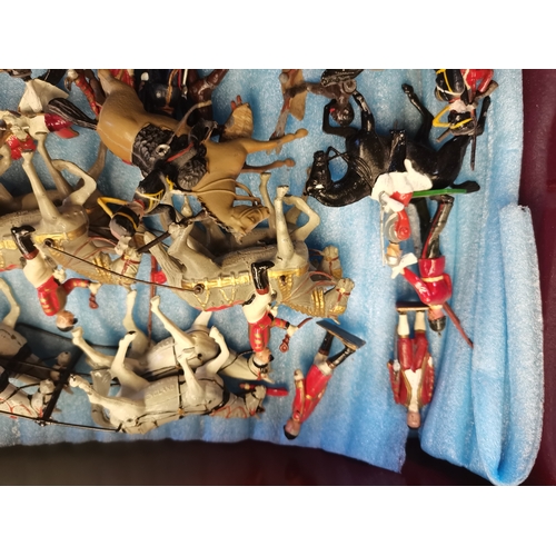 293 - Quantity of vintage lead toy soldiers, with box 