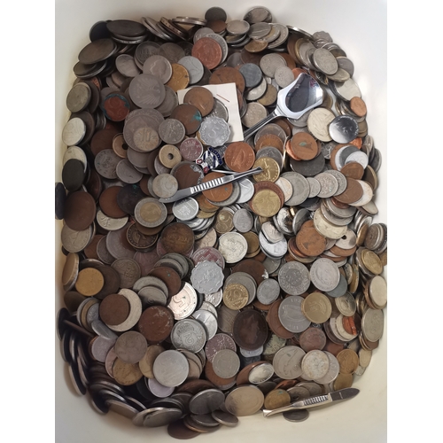 457A - A large quantity of assorted coinage and banknotes, British and foreign