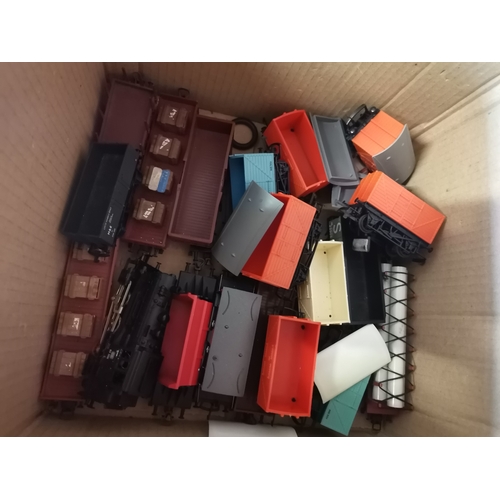 777 - Vintage railway track and accessories, carriages plus x3 boxed scale model railway carriages - Hornb... 